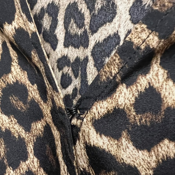 MICHAEL Michael Kors Animal Print Pebble Crepe Surplice V-Neck Long Cuff Sleeve - Picture 5 of 6